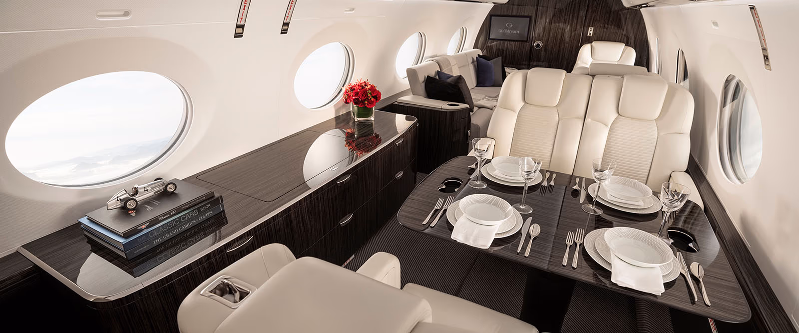 Gulfstream G500 aft cabin with full divan layout